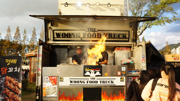 푸드트럭 운영 장면